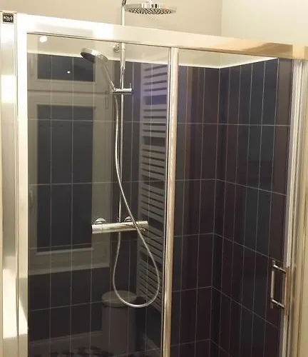 独奏码头公寓 *